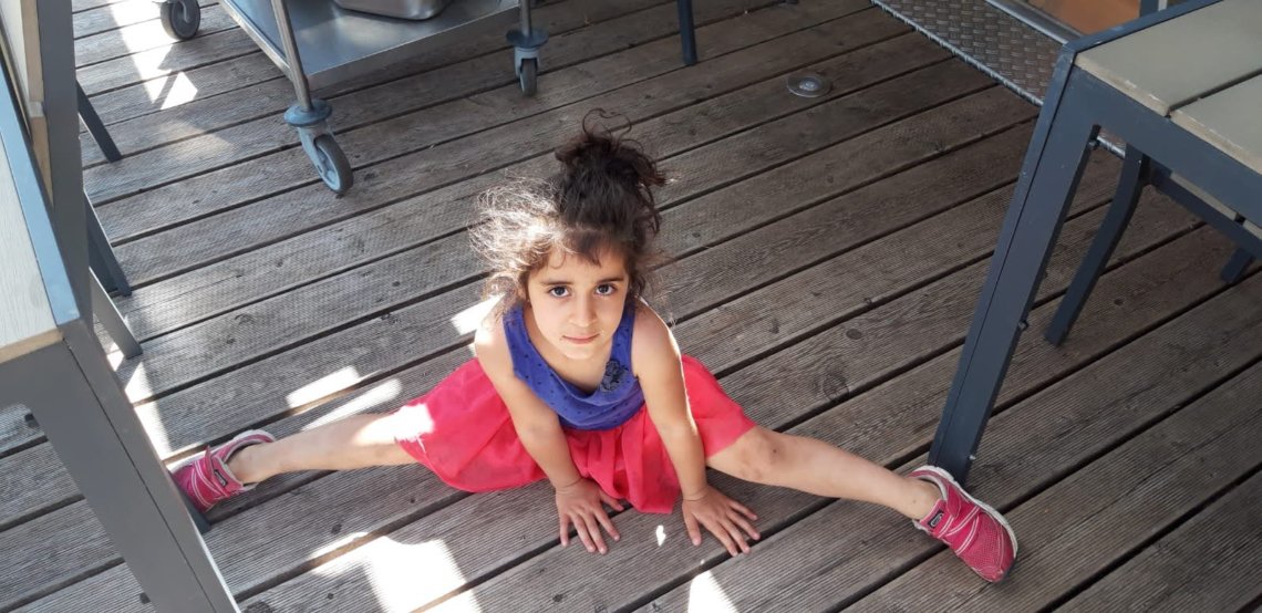 Une enfant sur une terrasse