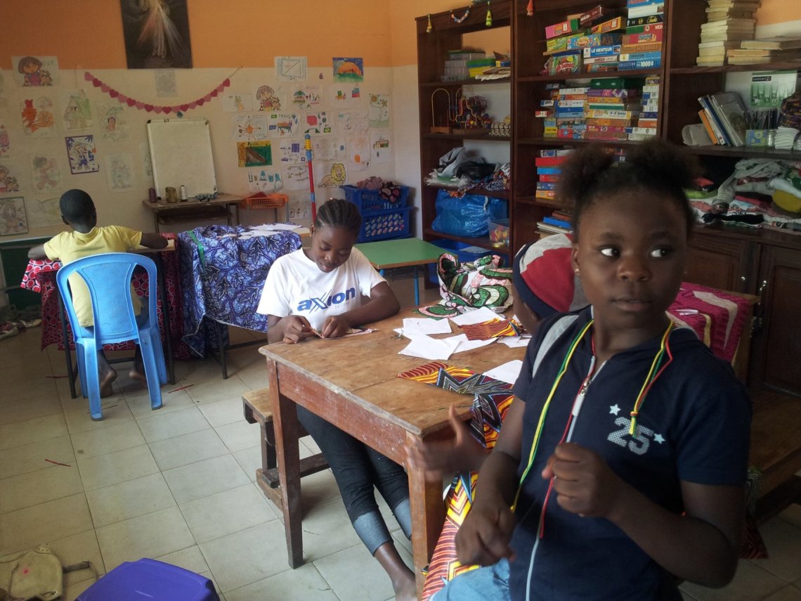 enfants assis à une table