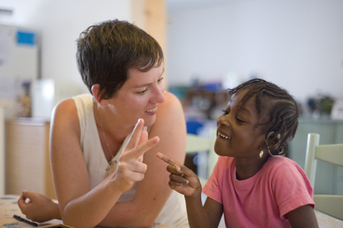 une femmes et une enfant joue et rigole