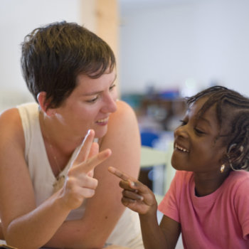 une femmes et une enfant joue et rigole