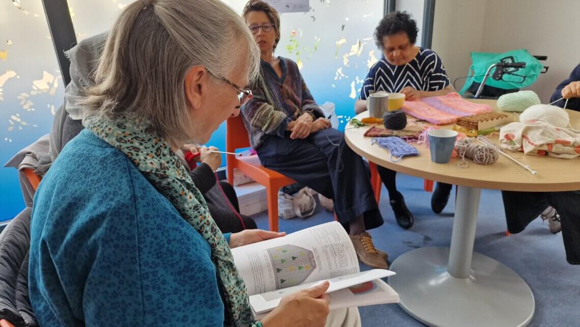 Chaque lundi, l'atelier tricot de l'épicerie solidaire de Caritas, à Strasbourg Cronenbourg, permet de tisser de vrais liens d'amitié.