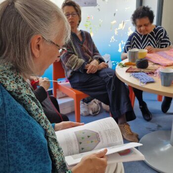 Chaque lundi, l'atelier tricot de l'épicerie solidaire de Caritas, à Strasbourg Cronenbourg, permet de tisser de vrais liens d'amitié.